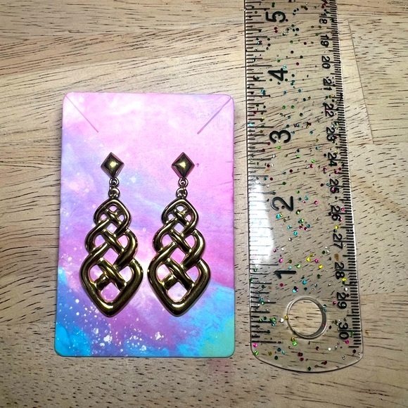 Vintage Avon 1987 "Polished Weave" Long Gold Dangle Braid Gold Tone Earring - Picture 2 of 2